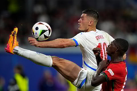 Patrik Schick bojuje o míč s Nuno Mendesem